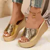 Nuevos zapatos de mujer para el verano, de suela gruesa, versátiles, que aumentan la altura, antideslizantes 2026, chanclas de plataforma de moda para uso en exteriores con suelas suaves
