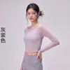 Roupa de yoga com um design verdadeiro de duas peças: top e colete separados, duas peças separadas, decote ombro a ombro com babados, camiseta de manga longa