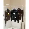 Aqui está uma camiseta de manga comprida color-block slim fit doce e simples para o dia a dia das mulheres, perfeita como camada base na primavera e no outono.