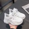 Novos Tênis Esportivos Brancos Infantis para Primavera e Verão, Tênis Casuais de Malha para Crianças de Tamanho Médio e Grande, Tênis de Corrida Brancos da Moda
