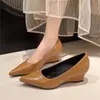 Estilo de hada con temperamento francés, boca poco profunda, punta fina, tacones altos blancos para mujer, nuevo estilo 2026, tacón de cuña, zapatos de trabajo para el día a día