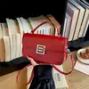 Bolsa Transversal Quadrada Pequena Estilosa Retro Commuter de Cor Sólida 2026 Nova com Fivela de Fecho Grande Capacidade Casual