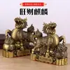Adornos de Qilin de Latón que Traen Riqueza: Un par de adornos Qilin de latón ennegrecido con lingotes de dinero, regalo de decoración para el hogar