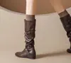 Nuevo estilo de botas de tacón alto versátiles con punta fina, que cuentan con un tacón oculto, un cañón largo y una hebilla de cinturón, perfectas para el otoño y que encarnan una tendencia de moda europea y americana con un tacón inclinado