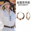 Zhao Lusi con pendientes grandes de círculo con estampado de leopardo, pendientes exagerados únicos de alta gama con temperamento retro de otoño e invierno.
