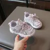 Otoño 2026 Nuevo Estilo Coreano Modernos y Versátiles Zapatos Deportivos de Malla Suave Antideslizantes con Velcro para Niños y Niñas