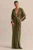 Vestido Longo Estilo Manto Verde Oliva Retro de Alta Qualidade com Decote em V Profundo Torcido e Franzido Diagonal para um Visual Moderno e Elegante
