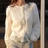 Blusa de Encaje Blanco con Flores Francesas, Cuello Redondo y Botones de Perla para Mujer, Nueva de Verano 2025, Dulce, Chic que Reduce la Edad