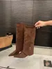 Botas de salto anabela, bico fino, de cano longo para mulheres, coleção outono/inverno 2026, cor damasco, botas de ciclismo justas, comprimento até o meio da panturrilha