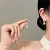 Brincos de Franja com Pérolas Brancas, Diamantes Cintilantes e Fogo de Artifício 'White Love Song' para Mulheres, Estilo de Luxo Leve de Nicho de Alta Qualidade, Brincos de Tarraxa Elegantes com Franjas de Flores