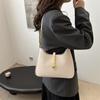 Bolso de diseño de nicho de estilo coreano para mujer, nuevo bolso de hombro portátil con texto, combinable y de moda, para otoño e invierno de 2023.