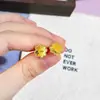 Aretes de Mariposa Escama de Dragón Brillantes Color Arena Dorada Estrella de Cinco Puntas Mismo Estilo Tienda de Oro Diseño de Múltiples Aretes Joyería de Lujo Ligero Venta al por Mayor