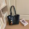 Bolso de hombro casual retro de gran capacidad, color liso, moda, diseño simple nuevo 2026, adecuado para el trabajo y los desplazamientos, bolso tote de moda para llevar debajo del brazo