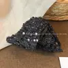 Pinza para el pelo negra triangular estilo coreano para mujer, con tela brillante y diseño de pinza de tiburón, perfecta para crear recogidos elegantes en la parte posterior de la cabeza.; venta al por mayor de fábrica