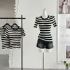 Top de Punto Fino a Rayas de Manga Corta con Cuello Redondo He Chen X Costilla Texturizada Adelgazante Suéter Sencillo