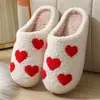 Chinelos de algodão em formato de coração para inverno, de venda quente transfronteiriça para mulheres, atacado de chinelos quentes de pelúcia arco-íris para casa com bordado de toalha