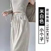 Calça bege off-white cor de arroz para mulheres, nova coleção de outono 2026, estilo popular 2026, com caimento fluido, adequada para baixinhas, calça casual de perna reta e larga