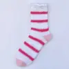 Meias Quentes de Fleece de Coral Novas para Outono e Inverno, para Casa, Chão e Dormir; Meias Listradas de Coração na Panturrilha para Mulheres, Meio Fleece