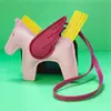 Venda Direta de Fábrica de Pingentes de Bolsa Pônei do Ano do Cavalo, Pingentes Pequenos de Cavalo Voador em Couro PU, Chaveiros de Pônei Desenho Animado Atacado