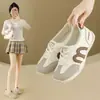 Tênis Branco Feminino 2026, Nova Versão Coreana de Outono, Estilo Ins, Sapatos Versáteis Esportivos Casuais para Estudantes Femininas, Estilo de Rua K1529