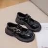Zapatos Pequeños de Cuero Suave para Niñas 2025 Verano Nuevo Estilo Cuero Suave Niños Medianos y Grandes Zapatos de Princesa Zapatos de Cuero de Moda Negros para Niños