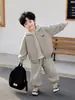2285 Traje para Niños Primavera y Otoño 2026 Nuevo Estilo Coreano Sudadera con Capucha Rayada para Niños Conjunto de Tres Piezas de Otoño Moderno