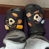 Nuevos Zuecos de Dibujos Animados Lindos Decoración de Zapatos Hebillas de Zapatos Hombres y Mujeres Zuecos de Moda DIY Joyería Ropa Exterior Venta al por Mayor