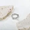 Anel Clássico Novo Transfronteiriço com Zircônia Incrustada de Quatro Garras Escada Moda Nicho Anel de Diamante Simulado de Alta Qualidade para Mulheres