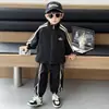 Conjunto de Cardigan Listrado Infantil Primavera e Outono 2026 Outono Novo Roupas Esportivas Frescas para Bebê Conjunto de Duas Peças Tendência