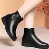 Botas Cortas de Cuero Suave Cálidas de Invierno 2026 Zapatos de Algodón Botas de Algodón Suela Suave Cálida Antideslizante Botas Engrosadas de Terciopelo Adicional para Mujer