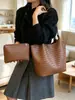 Bolso de hombro vintage de gran capacidad con un toque de alta gama, bolso tote versátil para el trabajo para mujer, bolso de patrón tejido de nicho, nuevo modelo para mujer
