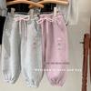 Roupa Infantil Feminina de Primavera e Outono Calças Casuais Estilo Ocidental para Bebê Infantil Marca Moderna Personalizada Estilo Coreano Desenho Animado Bordado Calças Esportivas de Moletom