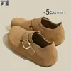 Sapatos femininos de couro genuíno para aumentar a altura, com sola grossa, totalmente fechados estilo Birkenstock, novos mocassins slip-on outono 2026