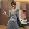Top de capa base de manga larga ajustado con cuello en U para mujer, diseño corto plisado elástico para ceñir la cintura y efecto adelgazante, top interior de color liso simple