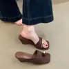 Sandalias de Cuña Amarillas Retro Estacionales Primer Encuentro para Mujer Verano 2026 Estilo Francés Personalidad Exquisita Hebilla Metálica Conjunto