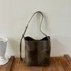 A nova bolsa de balde grande da Shuai Mi, estilo coreano, moderna e única, um design retrô de nicho com textura distinta, perfeita como bolsa de ombro ou bolsa transversal.