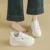2026 Sapatos Brancos Femininos Outono Novo Estilo Versão Coreana Solado Grosso Estudante Ins Casual Esportivo Versátil Tênis de Skate Estilo de Rua ZG009