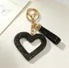 Nuevo llavero con forma de corazón hueco con diamantes, accesorio de arcilla totalmente cubierto de diamantes, decoración para bolso de mujer, colgante para interior de coche