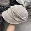 2026 Novo Chapéu de Malha Plissada Bico de Pato Outono Inverno Boina Retrô Chapéu de Jovem Casual Retrô Afina o Rosto Chapéu Curto para Montaria