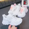 Zapatos blancos para niños 2024 otoño nuevo antideslizantes para niñas estilo papá suela suave transpirables para niños estudiantes versátiles zapatos para niños