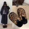 Chinelos peludos femininos para uso externo, chinelos de algodão para casa, sola plana, moda 2026, bico fechado, estampa de leopardo, quentes, novo estilo de inverno, adulto