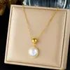 Collar con colgante de cuentas doradas de alta gama nicho, cadena para la clavícula de mujer de lujo ligero y simple, collar de perlas de acero inoxidable chapado en oro de moda