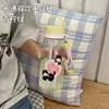 Novo copo de plástico de verão estiloso para meninas, copo esportivo portátil com canudo, copo de mão duplo para estudantes com desenho animado atacado