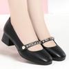 Sapatos de mãe 2022 novos sapatos femininos couro macio confortável sola macia salto grosso sapato de camada única primavera e verão sapatos de couro de corte baixo para meia-idade e idosos