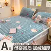 Falda de Cama Acolchada de Vellón de Leche Invernal Cubrecama Engrosado Juego de Tres Piezas de Vellón de Coral Cálido Protector de Colchón Antideslizante