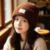 Gorro de tricô com etiqueta de couro simples estilo coreano para mulheres, outono e inverno, circunferência da cabeça grande, listra vertical, gorro com punho, chapéu de lã versátil para homens