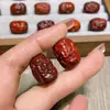 Colgante de mano de palo de rosa rojo tallado con dátil rojo, decoración artesanal de madera maciza "Zao Sheng Guizi", colgante de juguete para mano, bola de mano