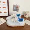 Zapatillas Blancas Transpirables Versátiles 2026 Otoño Nuevos Zapatos de Entrenamiento Alemanes para Mujer, Hacen que los Pies Parezcan Más Pequeños, Zapatillas Cómodas de Moda Deportiva Casual
