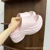 Novas Pantufas de Solado Grosso para Mulheres 2026, Aumento de Altura de 8cm, Modelo Popular Online, Sapatos para Escada para o Verão, Eva Antiderrapante e Resistente a Odores