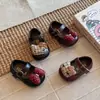 Zapatos Infantiles 2026 Otoño Nuevo Estilo Vintage Bebé Dibujos Animados de Suela Baja Zapatos Individuales para Niñas Cómodos Zapatos Pequeños de Cuero